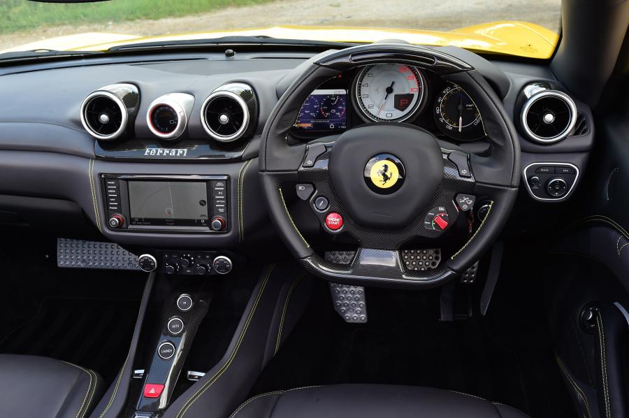 Панель приборов Ferrari California T HS 2016 года  (UK) (фото 3 из 11)